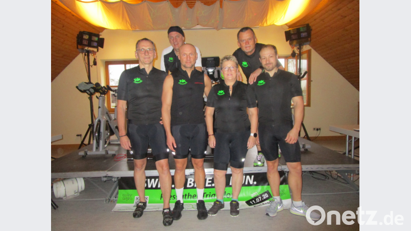 Beim ersten Indoor-Cycling-Marathon kommen die Teilnehmer kräftig ins Schwitzen. Bild: exb