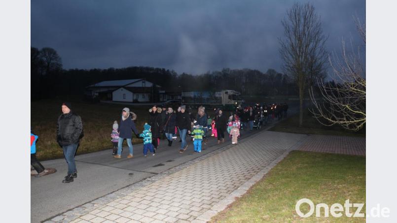 Bei einbrechender Dämmerung zogen die Wanderer am Schützenhaus mit Fackeln los, dem Ziel Unterbruck entgegen. Bild: rpp