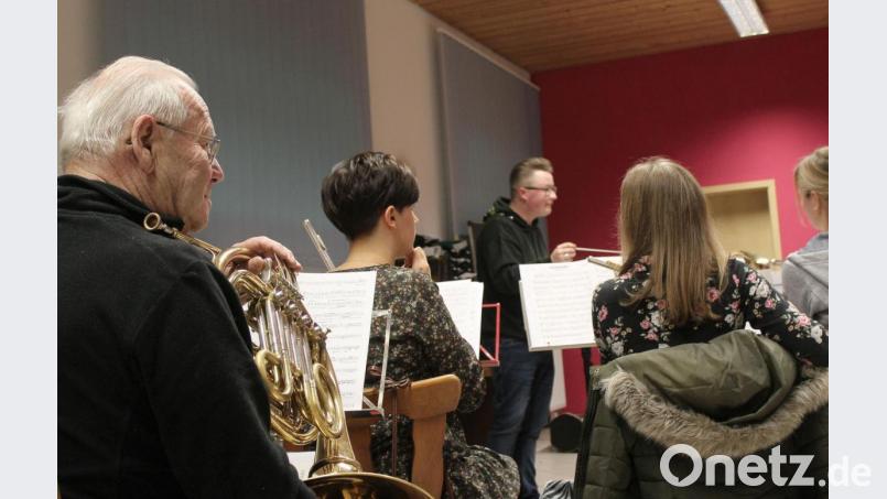 Das älteste Mitglied der Kapelle ist 81 Jahre alt. Konzentriert lauscht Josef Rödig (links) den Anweisungen des 21-jährigen Dirigenten. Bild: sfo