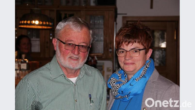 Mit Martina Dörtsch hat die FGV-Ortsgruppe wieder eine aktive Familien- und Jugendwartin. Neben Wolfgang Strosetski (Kassenprüfer) wurde die 42-Jährige Göppmansbühlerin in einer Nachwahl von den 37 Mitgliedern einstimmig gewählt. Bild: hai