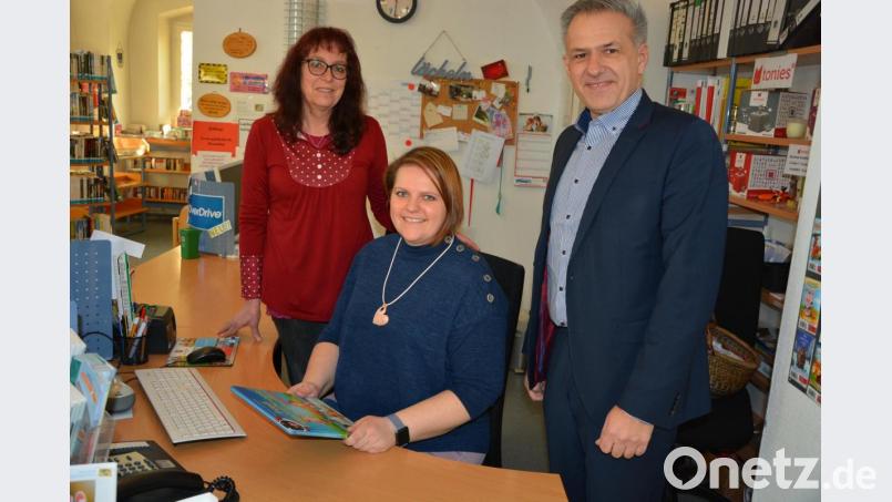 Anja Busl (Mitte) ist neu im Team der Stadtbücherei Mitterteich. Begrüßt wurde sie von Büchereileiterin Viola Rieß und Bürgermeister Roland Grillmeier. Bild: jr