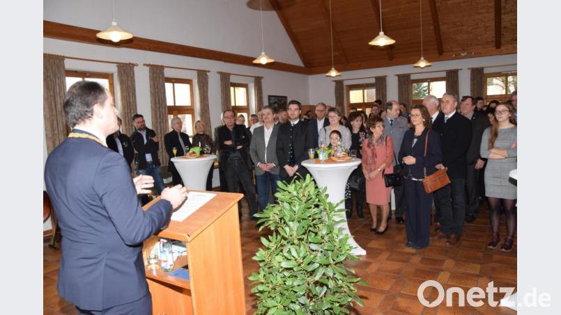 Bürgermeister Anton Kappl spricht beim Neujahrsempfang über die Weiterentwicklung der Marktgemeinde. Bild: fz