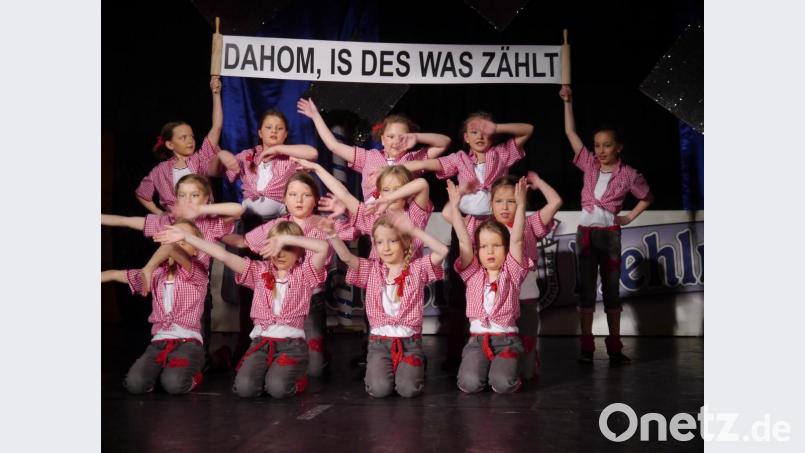 Applaus vom gut gelaunten Publikum gab es auch für die Jugendgarde. Bild: gis