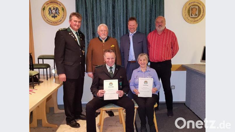 Die Schüzuemgesellschaft Pursruck ehrt langjährige Mitglieder (sitzend, von links): Gottlieb Schäffer und Erika Grummt; stehend (von links): Schützenmeister Franz Fruth, Ulrich Schmid, Bürgermeister Alwin Märkl und stellvertretender Gauschützenmeister Ralf Hergeth. Bild: exb
