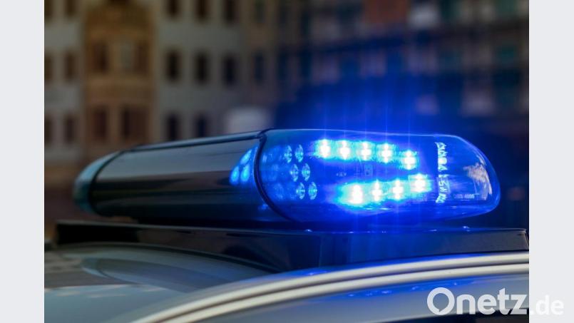 Die Polizei fragt, wer Hinweise auf einen grauen Kombi geben kann, mit dem in Pressath eine Garage und Mauer beschädigt worden sind. Symbolbild: Monika Skolimowska