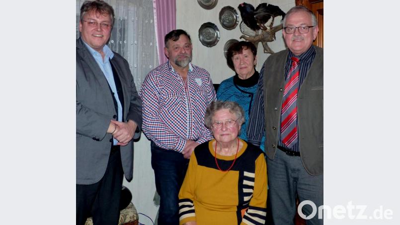Die Jubilarin mit (von links) Pater Adrian Kugler, Sohn Konrad Seemann, Annemarie Prüschenk-Wiesnet und Bürgermeister Gerhard Löckler. Bild: lgc
