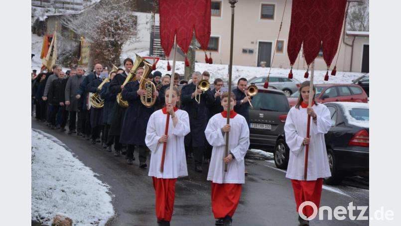 Angeführt von der Münchenreuther Bauernkapelle zogen die Vereine und weitere Gratulanten zur Pfarrkirche St. Emmeram. Bild: jr