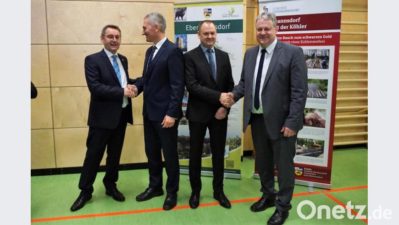 Landtagsabgeordneter Harald Schwartz und Landrat Richard Reisinger beim Begrüßungs-Defilee im Dom-Com mit Bürgermeister Josef Gilch (links) und Drittem Bürgermeister) Erich Meidinger (rechts). Bild: wec