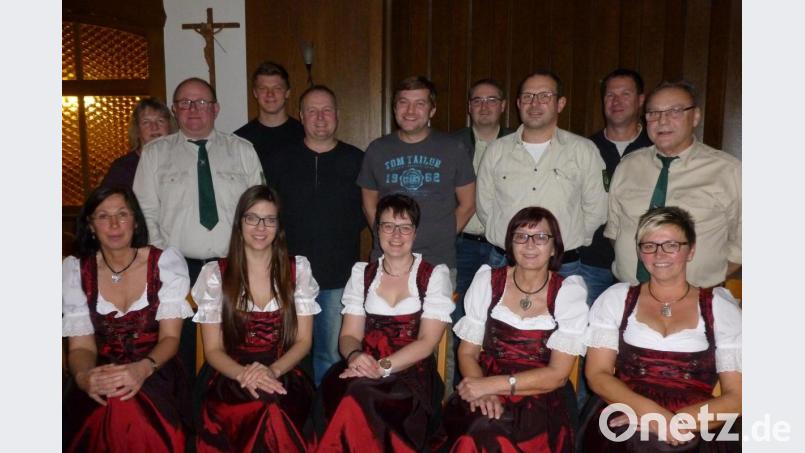 Verantwortung übernehmen beim Schützenverein Eichenlaub (sitzend, von links) Karin Schleicher, Barbara Pickel, Martina Pirner, Marlene Wagner, Sybille Rubenbauer, (stehend, von links) Waltraud Högner, Gerhard Pirner, Max Niebler, Alexander Rösch, Martin Pickel, Michael Wagner, Norbert Rubenbauer, Rudolf Pirner und Manfred Pickel. Bild: Michael Wagner