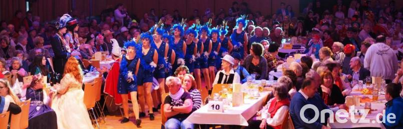 Auch die Garden der Faschingsgesellschaften begrüßen die Senioren beim 42. Seniorenfasching im Kettelerhaus Tirschenreuth. Bild: Archivbild: tr
