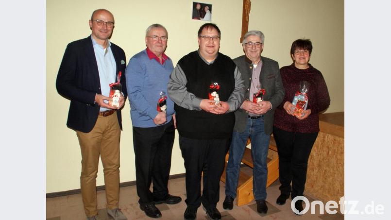 Präsente beim Neujahrsempfang erhielten (von links) Bürgermeister Maximilian Beer (Schwarzhofen), Pfarrgemeinderatssprecher Johann Eckl, Pfarrer Markus Urban, Dritter Bürgermeister Michael Albang (Dieterskirchen) und Monika Paumer. Bild: agr