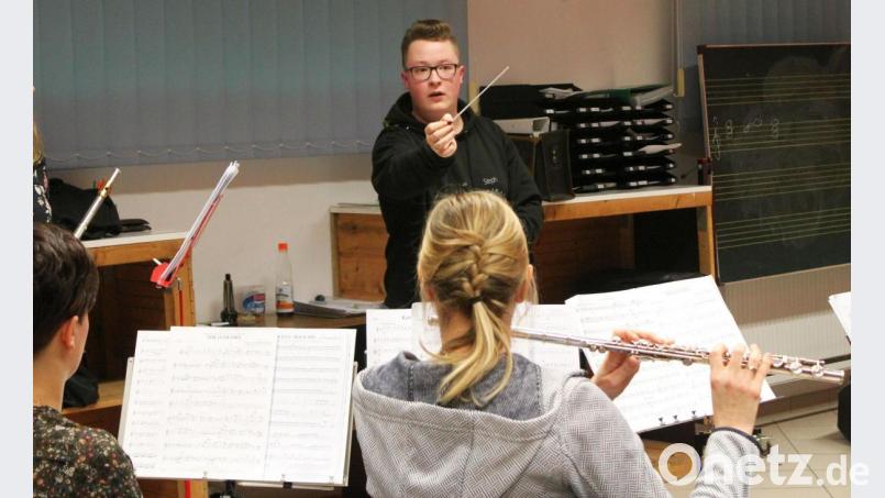 Stephan Sölch ist erst 21 Jahre alt. Der Dirigent hat seit fast einem Jahr das musikalische Sagen in der Stiftländer Jugend- und Blaskapelle Waldsassen. Bild: sfo