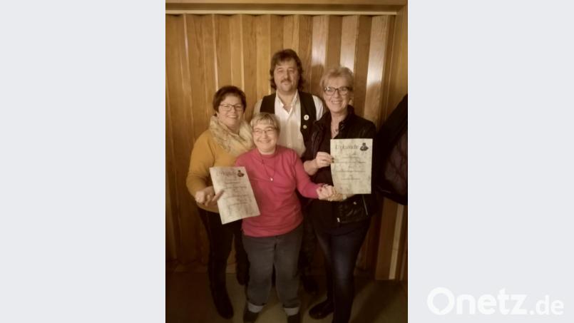 Der Schnupferclub Gut Pris in Tanzfleck ehrt langjährige Mitglieder (von links): Elfriede und Madeleine Schmidschneider, Präsident Josef Fellner und Christine Scharnagl. Bild: bk