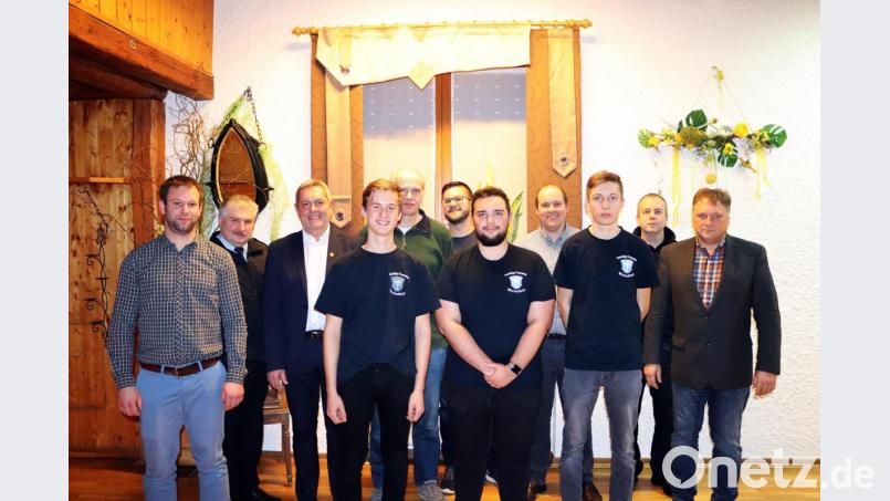 Zufriedene Gesichter bei der Feuerwehr Michelfeld (von links): Kommandant Andreas von der Grün, Kreisbrandinspektor Hans Sperber, Bürgermeister Joachim Neuß, der Schriftführer der Jugendfeuerwehr, Michael Thiem, die Kassenprüfer Reinhard Wittmann und Markus Weber, der Vorsitzende der Jugendfeuerwehr, Daniel Wittmann, Vorsitzender Sebastian Höllerl, stellvertretender Jugendfeuerwehr-Vorsitzender Jomathan Neukam, Kreisbrandmeister Michael Schmidt und der Feuerwehrbeauftragte der Stadt, Josef Lehner. Bild: jma