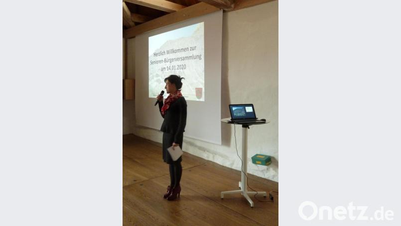 Bürgermeisterin Tanja Schiffmann informiert bei der Seniorenbürgerversammlung. Bild: exb