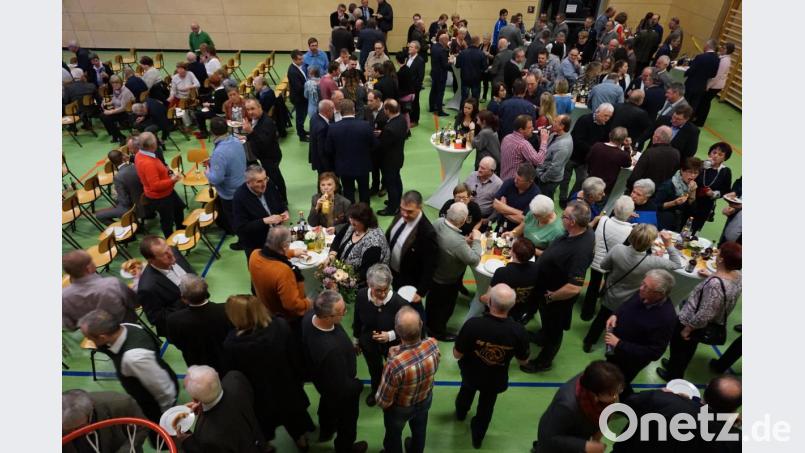 Blick in die Menge nach den Ansprachen des Neujahrsempfangs. Bild: wec