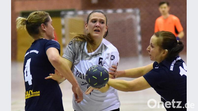 Die Handballerinnen des HC Weiden (in der Bildmitte Tamara Hauer) zogen im Heimspiel gegen Spitzenreiter HSG Nabburg/Schwarzenfeld erwartungsgemäß den Kürzeren. Bild: af