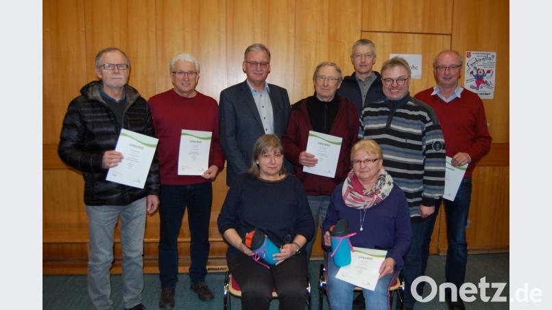 Für langjährige Mitgliedschaft bei der Siedlergemeinschaft Irchenrieth zeichnen Vorsitzende Roswitha Stahl (sitzend links) und stellvertretender Vorsitzender Andreas Hartung (stehend Zweiter von rechts) zahlreiche Mitglieder aus. Bild: grm