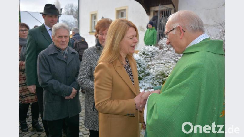 Persönlich gratulierten die Pfarrangehörigen aus der Pfarrei Münchenreuth. Bild: jr