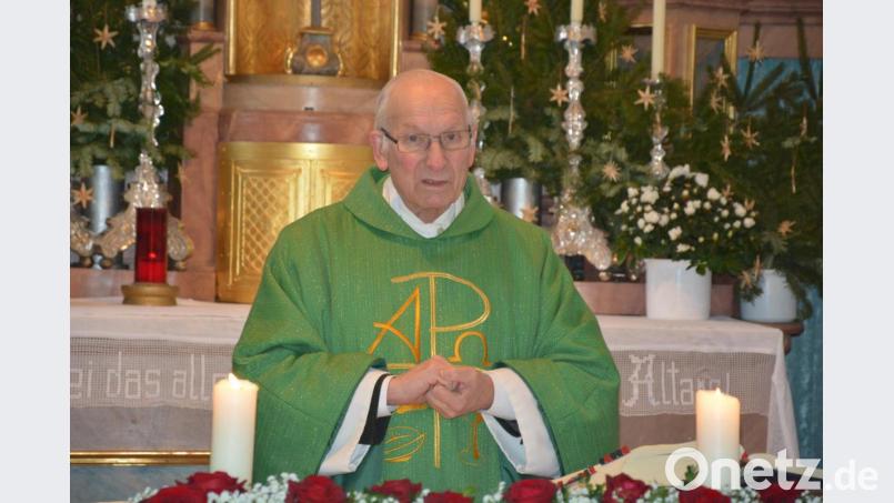 Pater Friedhelm Czinczoll feierte am Sonntag seinen 80. Geburtstag. Bild: jr