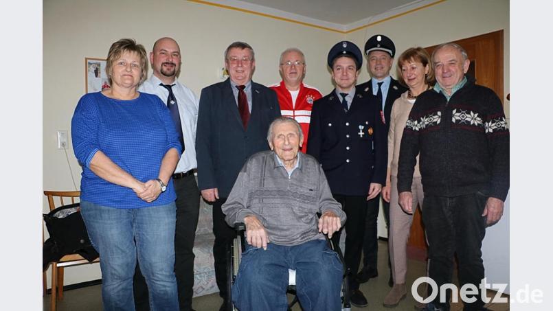 Mit Hans Ziegler (sitzend) feiern an seinem 95. Geburtstag (von links) Tochter Waltraud Bäumler, Stefan Vogl (Soldaten- und Kameradschaftsverein Königstein und Umgebung), Bürgermeister Hans Koch, Sohn Klaus Ziegler, Thomas Kraus und Thomas Kogelbauer Feuerwehr Kürmreuth) sowie Marianne Metzner und Hermann Schertl (Imkerverein Vilseck). Bild: gru