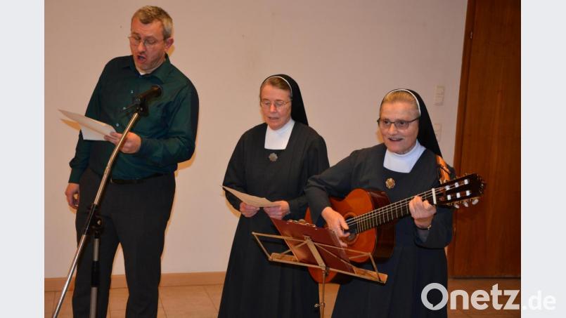 Bruder Markus Adelt sowie die Schwestern Juliane (Mitte) und Antonia überbrachten musikalische Glückwünsche. Bild: jr