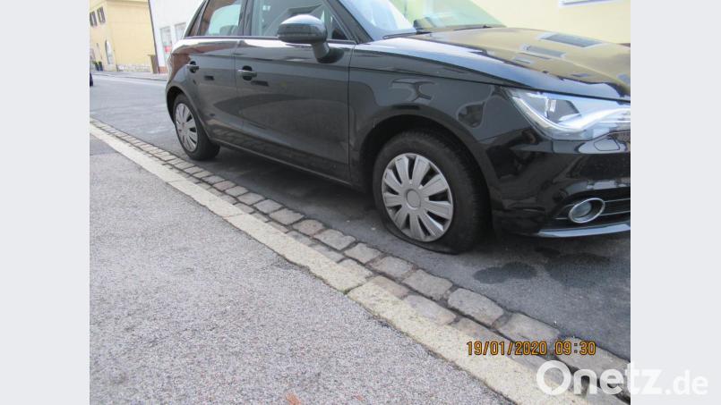 So blieb eine ganze Reihe von Fahrzeugen zurück, die in der Obermeierstraße im Dreifaltigkeitsviertel das Opfer eines Reifenstechers wurden. Bild: piam