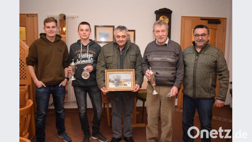 Der Fischereiverein bedankte sich bei seinem Meisterkoch Josef Gertl (Mitte) mit einem Bild. Die Vereinsmeisterschaft sicherte sich Johann Potrz (Zweiter von rechts) und die Jugendmeisterschaft Anton Prem (Zweiter von links). Die Pokale überreichten zweiter Vorsitzender Hermann Preßl (rechts) und Jugendwart Philipp Reng (links). Bild: bnr