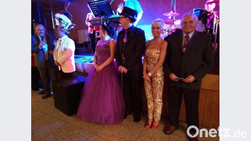 Hauptorganisator Georg Götz (links) dankt Jürgen Mühl (Zweiter von rechts), dem Präsidenten der Narrhalla Rot-Gelb Amberg, für die Orden an Erich Kelsch und ihn selbst. Das Priinzenpaar Nicole I., Prinz Thomas II. und Iska von Rauschenberg gratulieren den Geehrten. Bild: mma