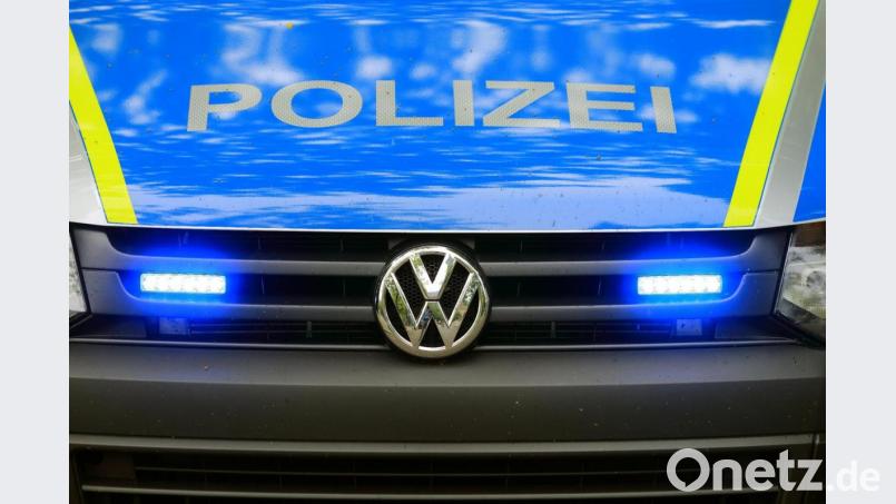 Unbekannte haben einen Briefkasten an der Mittelschule in Pressath beschädigt. Bild: Jens Wolf