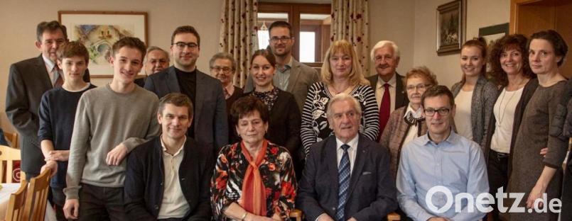 Viele Glück- und Segenswünsche gibt es für Margot Lehner (sitzend, Zweite von links), die im Kreis der Familie den 80. Geburtstag feiert. Bild: le