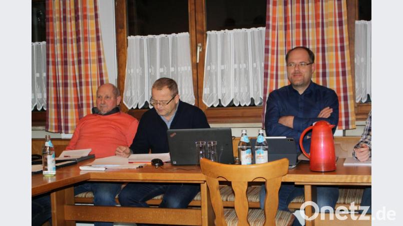 Ingenieur Gottfried Blank (Mitte zwischen Zweitem Bürgermeister Alfons Przetak und Bürgermeister Thorsten Hallmann) erläutert dem Gemeinderat die an der Bebauungsplanung für den Solarpark Hirtweiher noch vorzunehmenden Änderungen. Bild: bjp