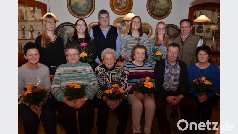 Hedwig Meller (vorne, Dritte von rechts) und Maria Götz vorne, Dritte von links) sind mit 47 und 46 Jahren Mitgliedschaft die treuesten Chormitglieder in Böhmischbruck. Chorleiterin Daniela Bock (hinten, links) würdigte mit Dekan Alexander Hösl (hinten, rechts) die sangesfreudigen Frauen und Männer. Alfons Duschinger (hinten, Mitte) wurde mit einer Bischofsurkunde und Nadel für 28 Jahre Chorgesang ausgezeichnet worden. Bild: dob