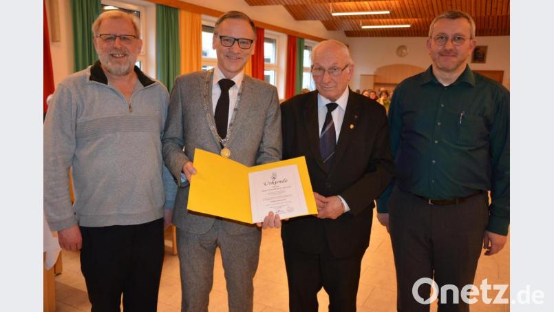 Bei seiner Geburtstagsfeier bekam Pater Friedhelm Czinczoll (Zweiter von rechts) von Bürgermeister Bernd Sommer (Zweiter von links) die Goldene Ehrennadel der Stadt Waldsassen überreicht. Die Glückwünsche des Hauses Fockenfeld überbrachte Hausoberer Bruder Markus Adelt (rechts), jene der Pfarrei St. Laurentius Konnersreuth Pfarrseelsorger Pater Benedikt Leitmayr. Bild: jr