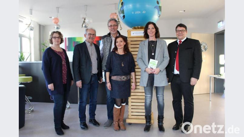 Wie schmeckt ein Tee, der das Seenland repräsentieren soll? Das entscheiden die Besucher beim Tasting im Mehrgenerationenhaus. Unser Bild zeigt die Organisatoren. Bild: exb/Michael Weiß
