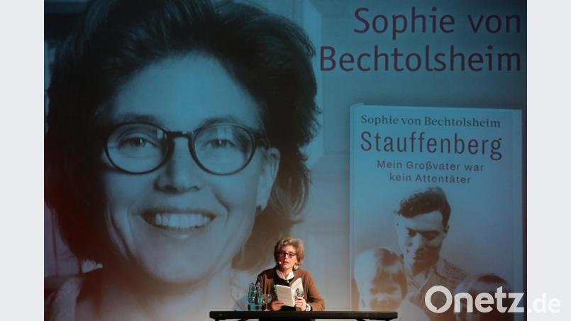 Stauffenberg und sein gescheiterter Versuch, den nationalsozialistischen Wahnsinn zu stoppen, sind zu einem Mythos geworden. Die Enkelin und Historikerin Sophie von Bechtolsheim berichtete über die Familie Stauffenberg und über Person und Motive des Großvaters, den sie nur vom Hörensagen kennt. Ihr Fazit: Stauffenberg wollte nicht das Attentat, er wollte den Umsturz. Bild: Wolfgang Steinbacher