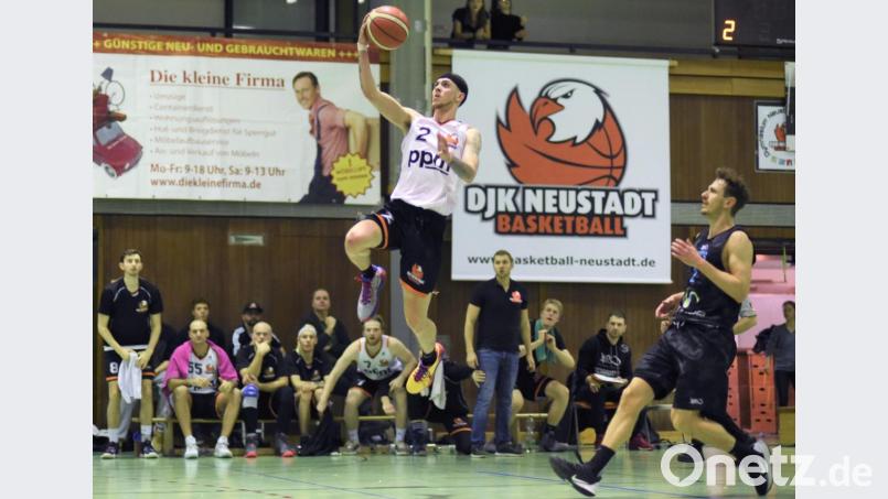 Beim explosiven Antritt von DJK-Aufbau Aaron Scotts (am Ball) kommt auch Veitshöchheims Bester, Christian Gabold (rechts), nicht mehr hinterher. Beide Spieler prägen beim Duell auf Top-Niveau das Spiel ihrer Teams. Bild: Büttner, Gerhard