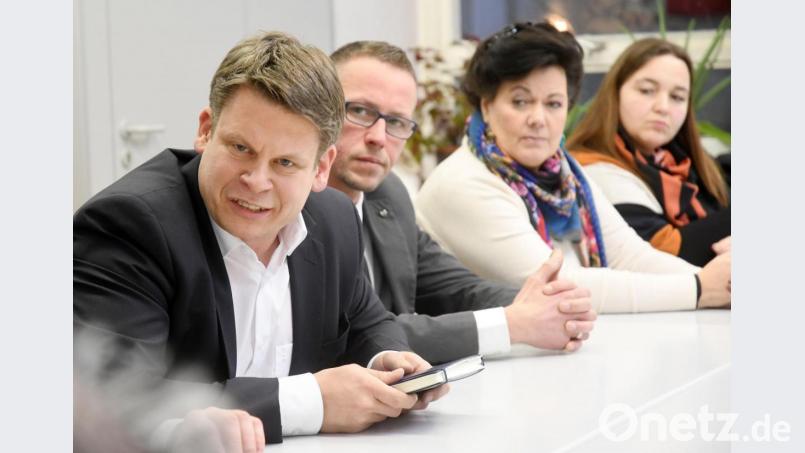 CSU-Oberbürgermeisterkandidat Benjamin Zeitler (links) zu Besuch beim Weidener Arbeitskreis Asyl. Zeitler setzt auf die staatliche Verteilung Asylsuchender. Bild: Gabi Schönberger