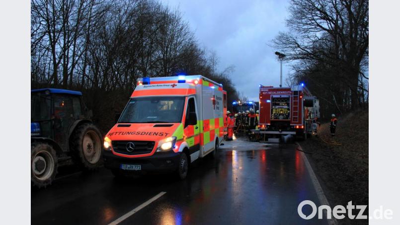 Zur Bergung der schwerstverletzten Autofahrerin leuchtete die Feuerwehr die Unfallstelle aus. Rettungsspreizer kamen zum Einsatz. Bild: hd