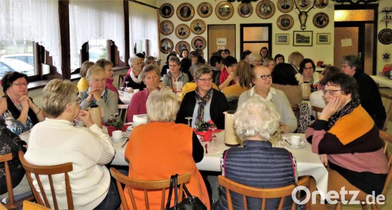 Die Frauen griffen beim Frühstück gerne zu und nutzten die Gelegenheit für manch angeregten Plausch über Gott und die Welt. Bild: ubb
