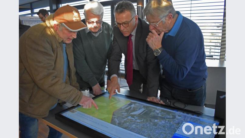 Landwirt Herbert Wölfl (links) zeigt beim Tennet-Bürgerforum im Seenario auf dem Touchscreen-Bildschirm, welche seiner Grundstücke von der Erdverkabelung des Süd-Ost-Links betroffen sind. Bild: lue