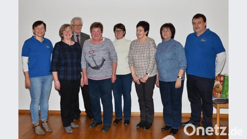 &quot;Danke&quot; sagen Pfarrei und Kirchenverwaltung durch Pfarrer Georg Hartl (hinten) und Sprecher Josef Kleber (rechts) den langjährigen Ehrenamtlichen, Cordula Schmucker, Rosalinde Hera-Mack, Gisela Dierl, Hannelore Zeug, Eva Biehler und Marianne Zahner (von links) Bild: fjo
