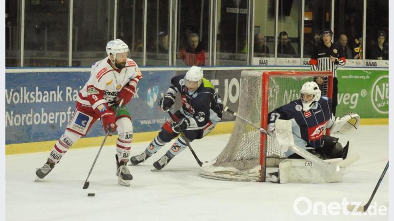Zweistellige Klatsche im Oberpfalzderby: Die Blue Devils gingen am Sonntag gegen den EV Regensburg mit 2:11 unter. Hier verfolgt Michael Kirchberger den Regensburger Topscorer Richard Divis, rechts Devils-Keeper Jonas Neffin. Bild: gb