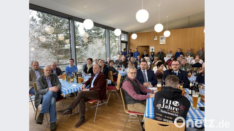 Das Publikum ist bunt gemischt; Bürgermeister Markus Ludwig, Gemeinderäte fast aller Fraktionen und Vertreter vieler Vereine lassen sich von der CSU bewirten. Bild: eig