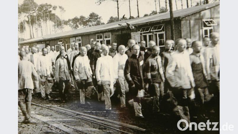 Das Foto „Arbeitsschluß! Die Häftlingen kehren ins Lager zurück“ (Originalunterschrift) ist Teil einer Ausstellung in der Gedenkstätte des ehemaligen KZ Sachsenhausen bei Oranienburg. Bilder aus dem Fotoalbum des ersten Kommandanten des einstigen Konzentrationslagers präsentieren fotografische Sichten aus dem Blickwinkel der SS-Täter. Bild: Nestor Bachmann/dpa