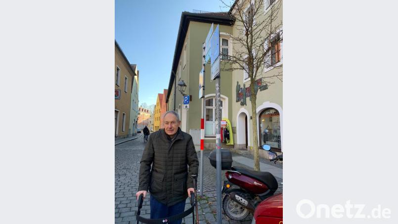 Auch Josef Schiessl aus Amberg ärgert sich über die vielen Falschparker auf Behindertenparkplätzen. Hier am Rossmarkt sorgt ein ungünstig angebrachtes Schild für Unmut. Bild: kmo