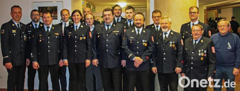 Keine großen Änderungen gab es in der Vorstandschaft der Feuerwehr Oberköblitz. Unser Bild zeigt Kreisbrandrat Dieter Schweiger (links), stellvertretenden Kommandant Thomas Schwarz (Zweiter von links), Bürgermeister Konrad Kiener (Vierter von links) und Kommandant Christian Demleitner (Sechster von links), Vorsitzenden Markus Eichstätter (Dritter von rechts) und seinen Stellvertreter Franz Jungwirth (Sechster von rechts)