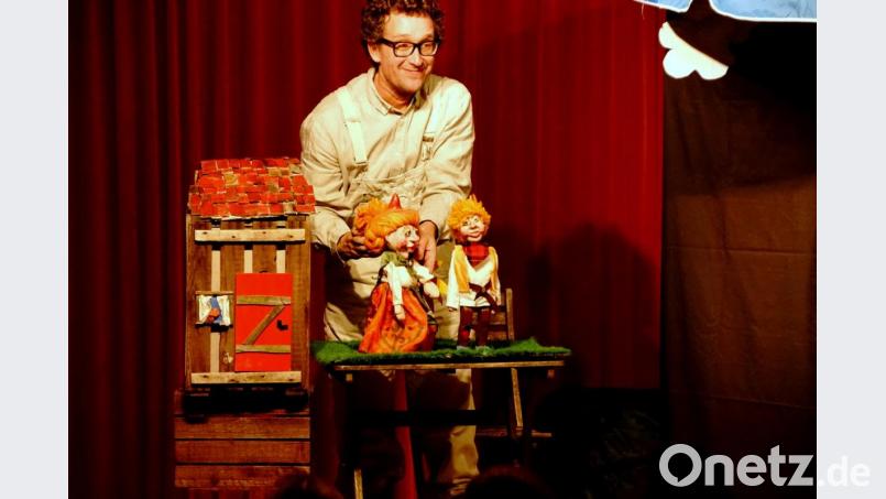 Michael Gleich erzählt die spannende Geschichte „Jack und die Zauberbohnen“. Das junge Publikum ging begeistert mit. Bild: bkr