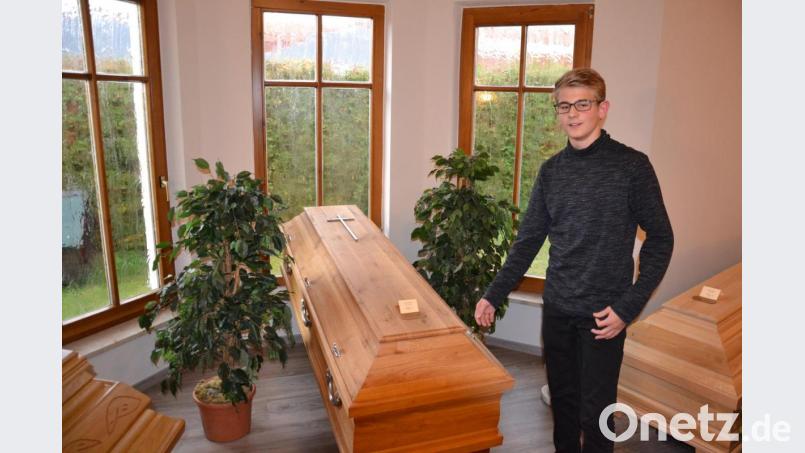 Ein Bestatter berät Hinterbliebene bei der Wahl des geeigneten Sarges. Doch das ist bei weitem nicht die einzige Aufgabe, sagt Jakob Völkl. Der Beruf des Bestatters werde oft falsch eingeschätzt. Bild: fuw