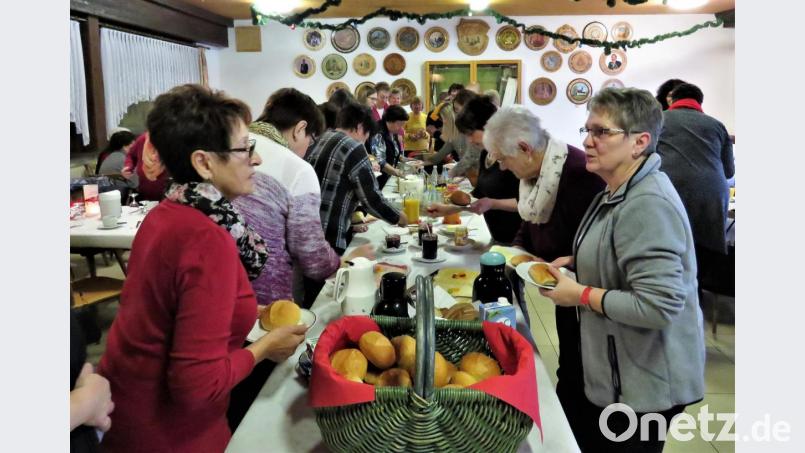 Die Frauen griffen beim Frühstück gerne zu und nutzten die Gelegenheit für manch angeregten Plausch über Gott und die Welt. Bild: ubb